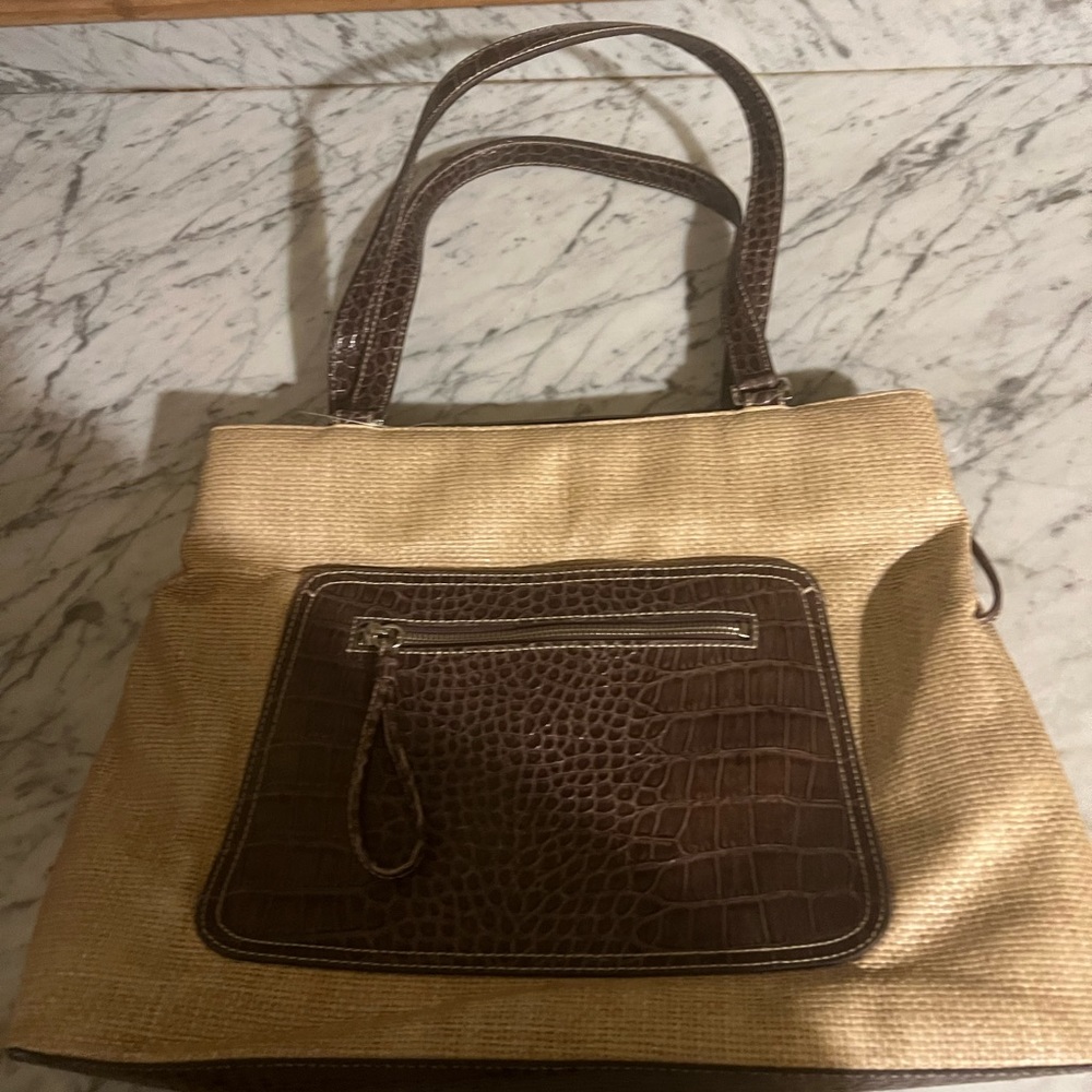 Large shoulder bag with zipper
